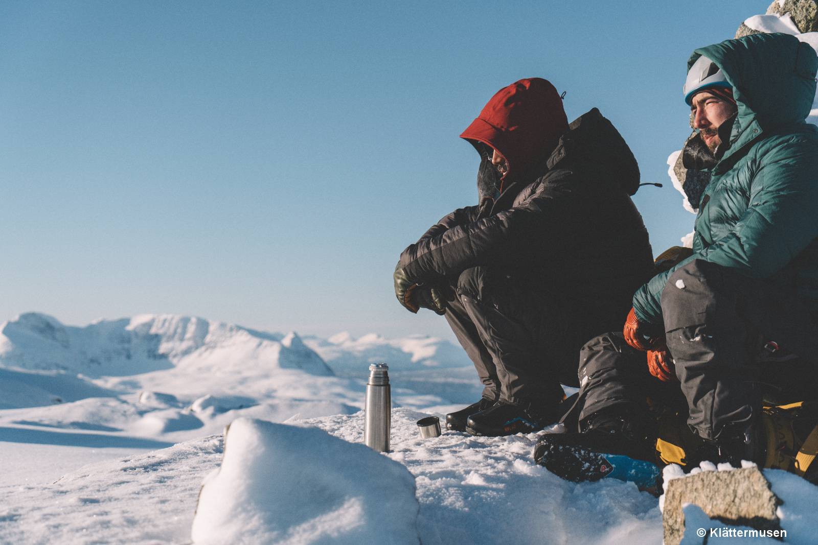 Klättermusen zwei Bergsteiger im Winter, schneebedeckte Berggipfel