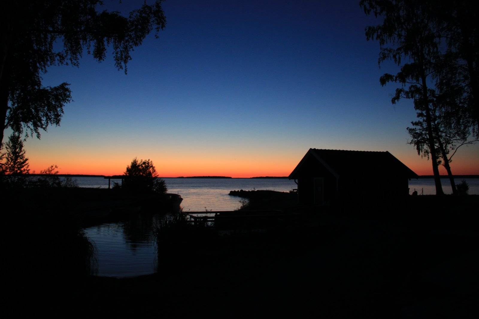 Holzhaus am See in Schweden mit Abendrot - Klättermusen